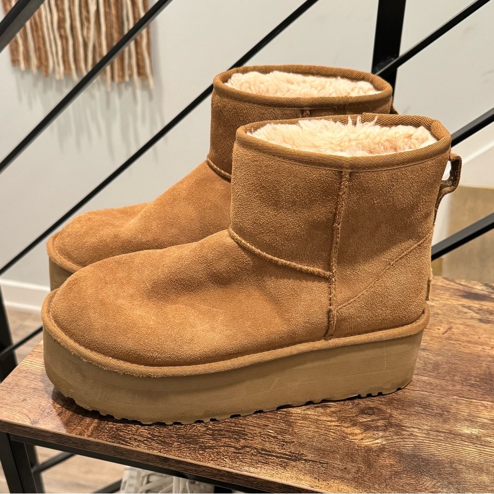 Mini platform Ugg’s sz 8
